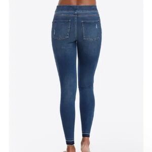 Spanx Distressed Dark Blue Skinny Jeans in Size Medium